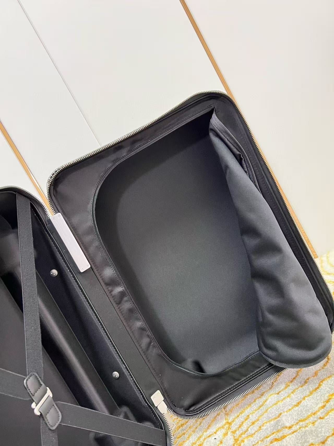 Louis Vuitton Horizon 55 Plaid Suicase Gray Black Leather