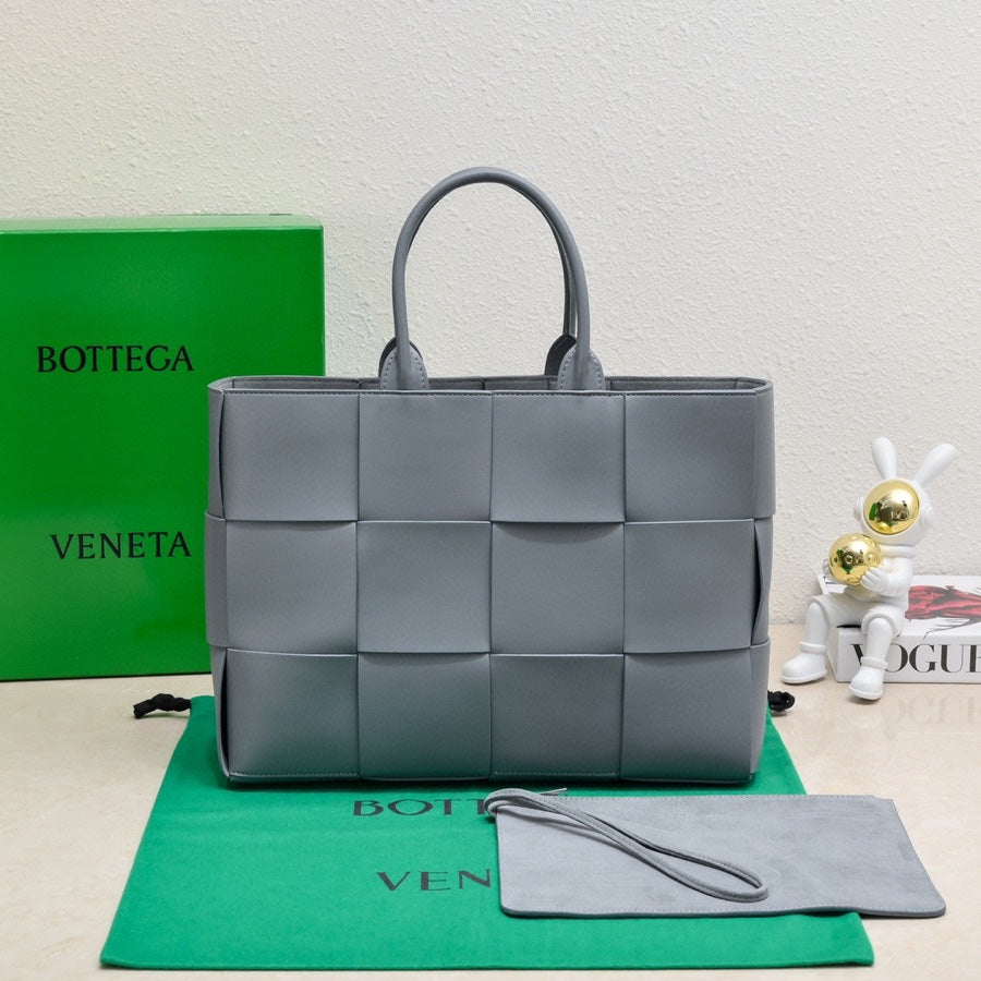 BV Medium Arco Tote 38cm Intreccio Leather