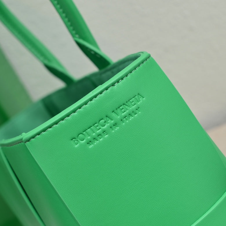 BV Medium Arco Tote 38cm Intreccio Leather