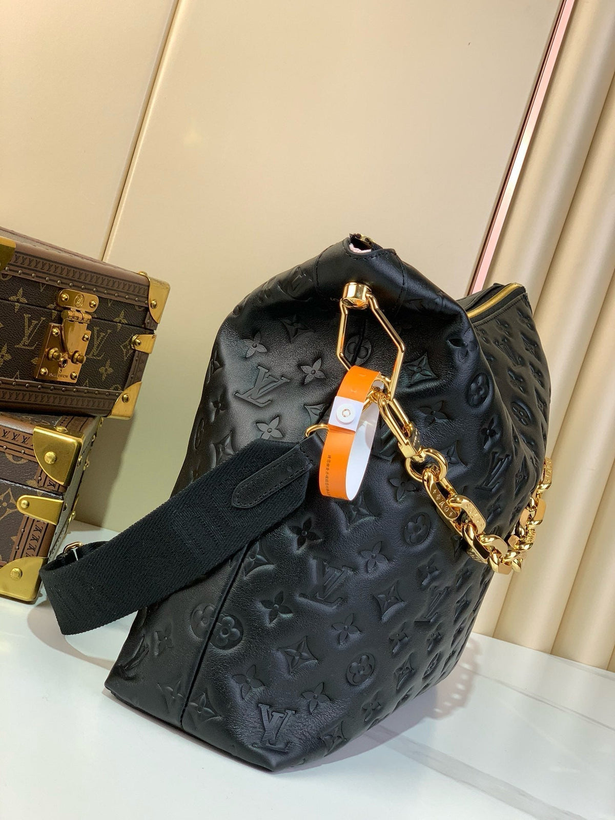 Coussin Hobo MM 38cm Black Monogram Empreinte Leather