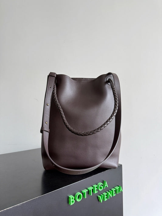 Bottega Veneta 2025 Andiamo Bucket Bag 34cm Fondant Silky Calfskin Suede