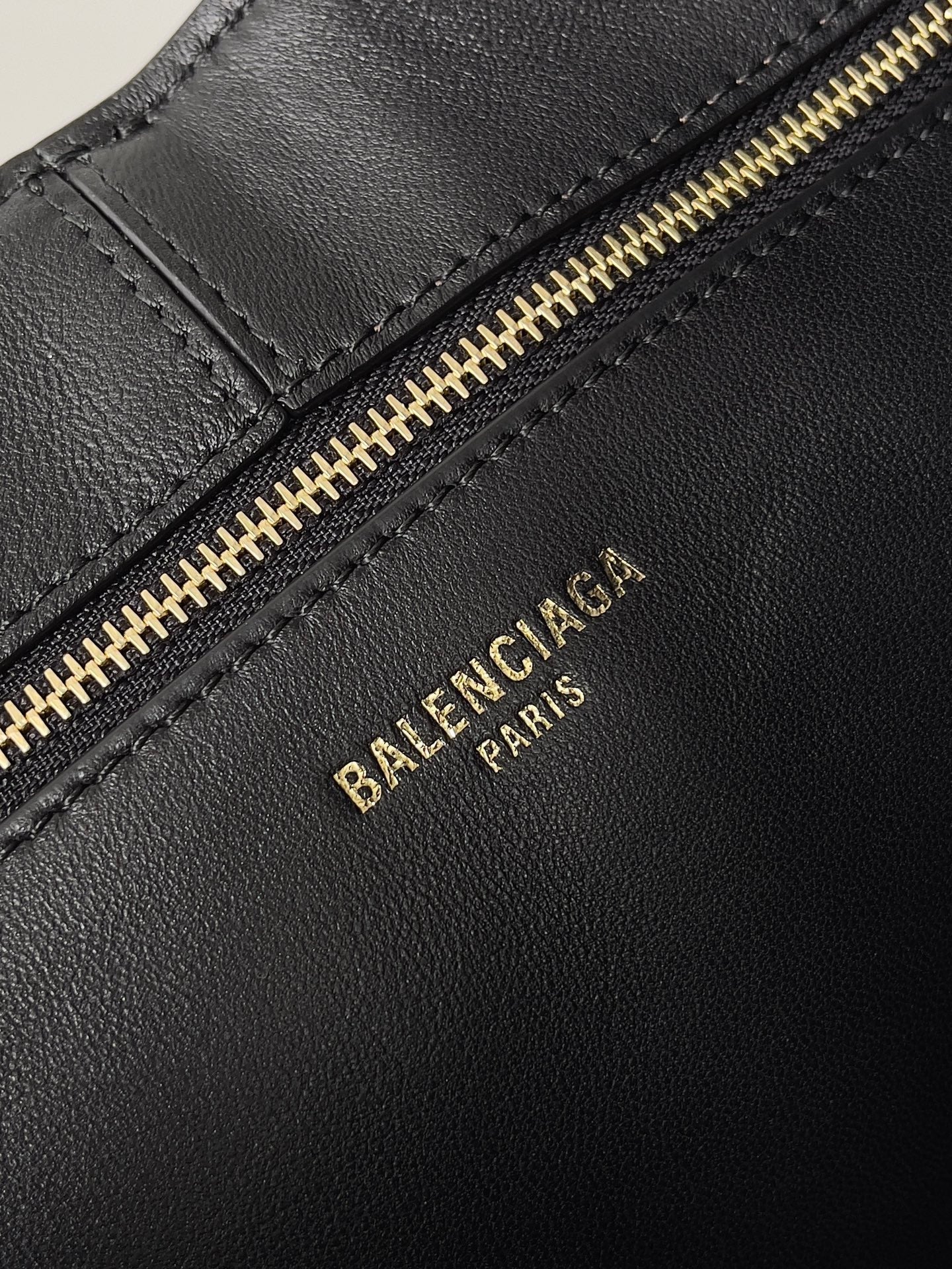 GOLD LOCKER SHOULDER BAG 62 IN BLACK CALFSKIN