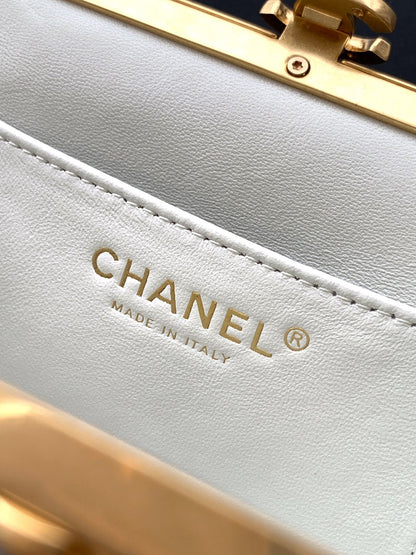 Chanel 2026 Pearl Clutch White Gold Lambskin 321881