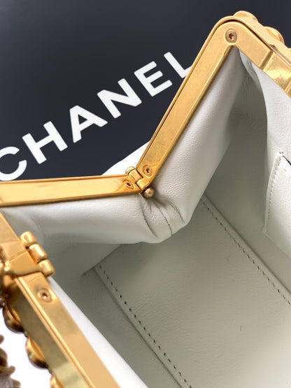 Chanel 2026 Pearl Clutch White Gold Lambskin 321881