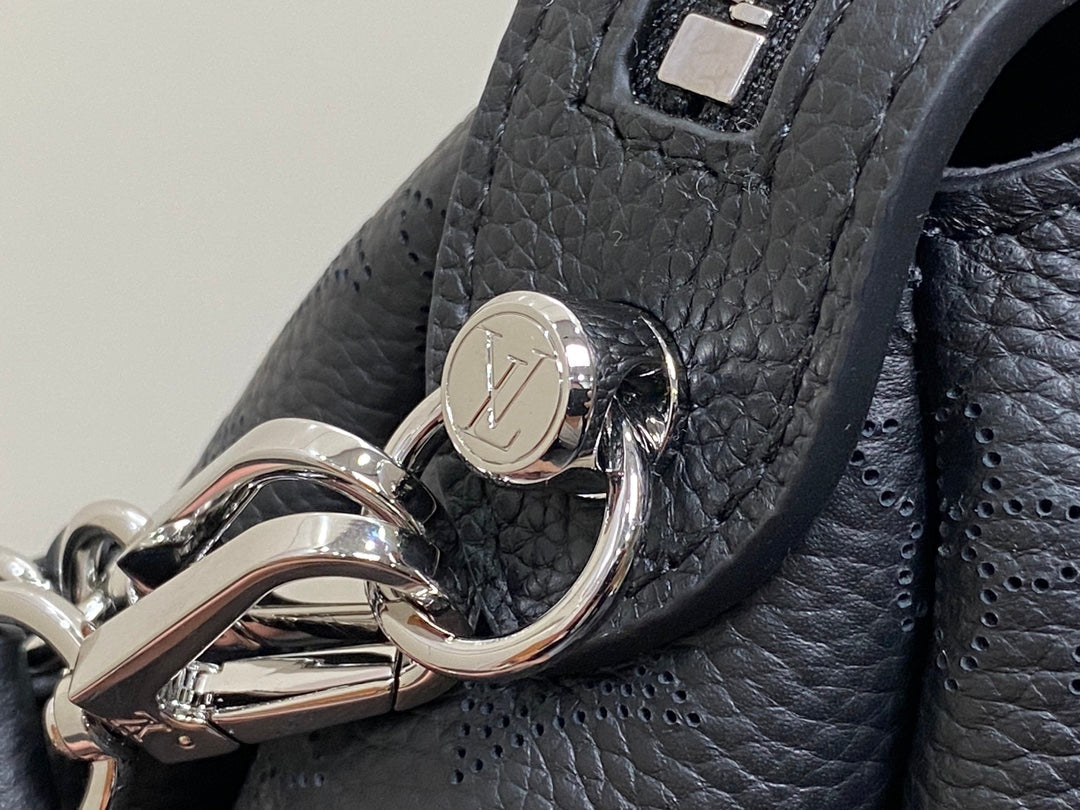 hand it all pm 29cm black mahina calfskin